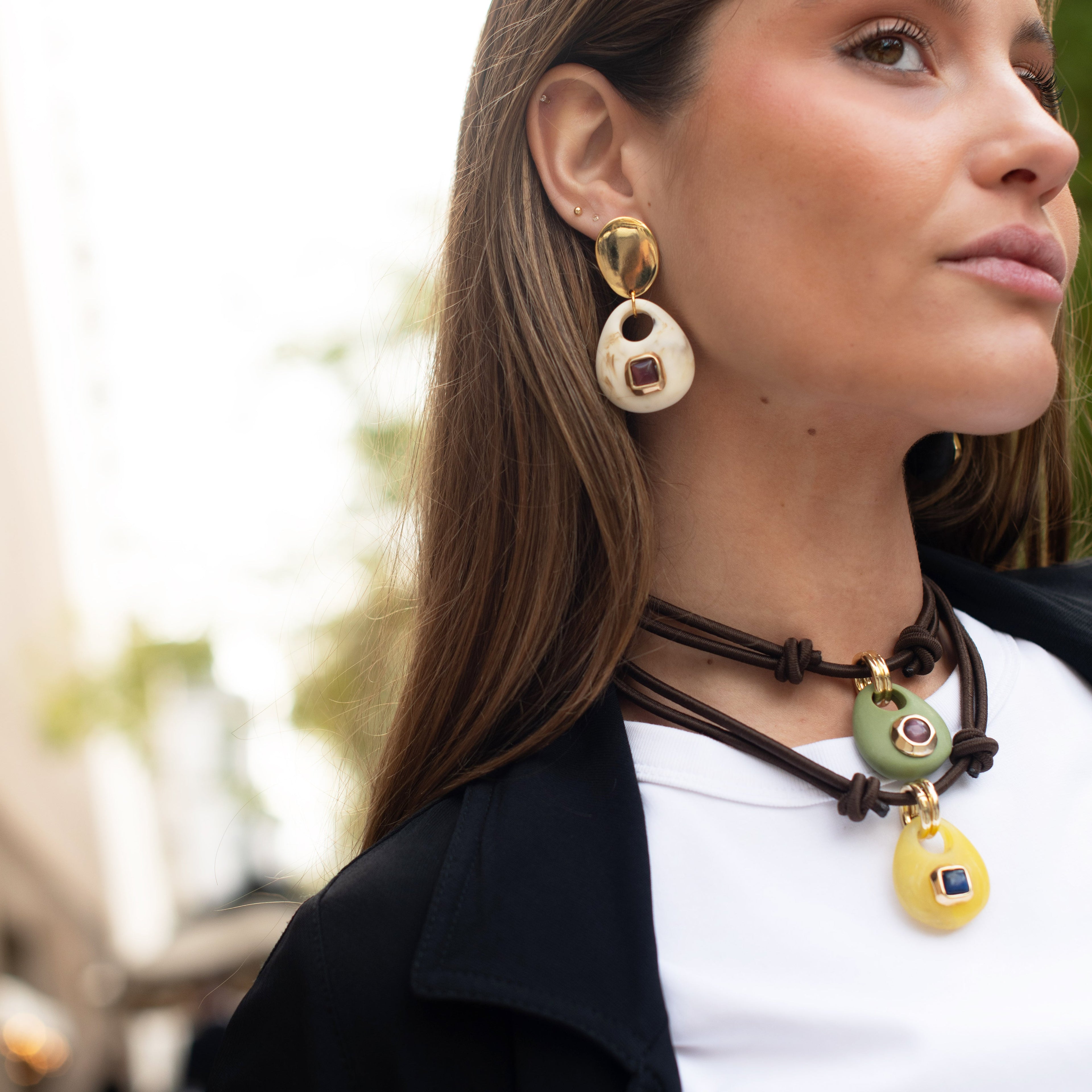 Anillo mujer mostaza con selenita azul SAIRA